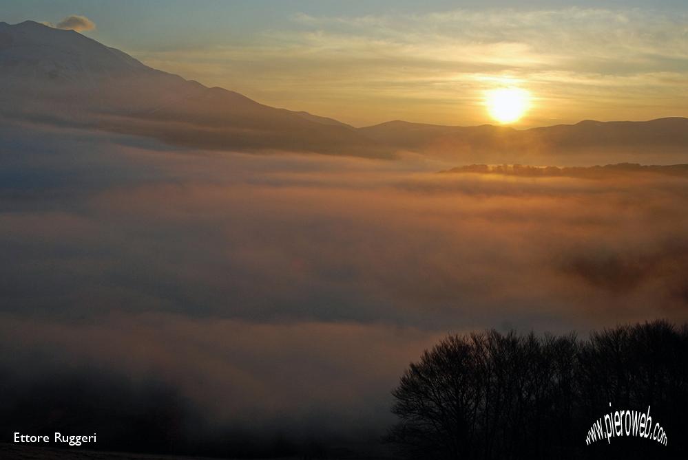 9 - spunta il sole sui Monti Sibillini.JPG